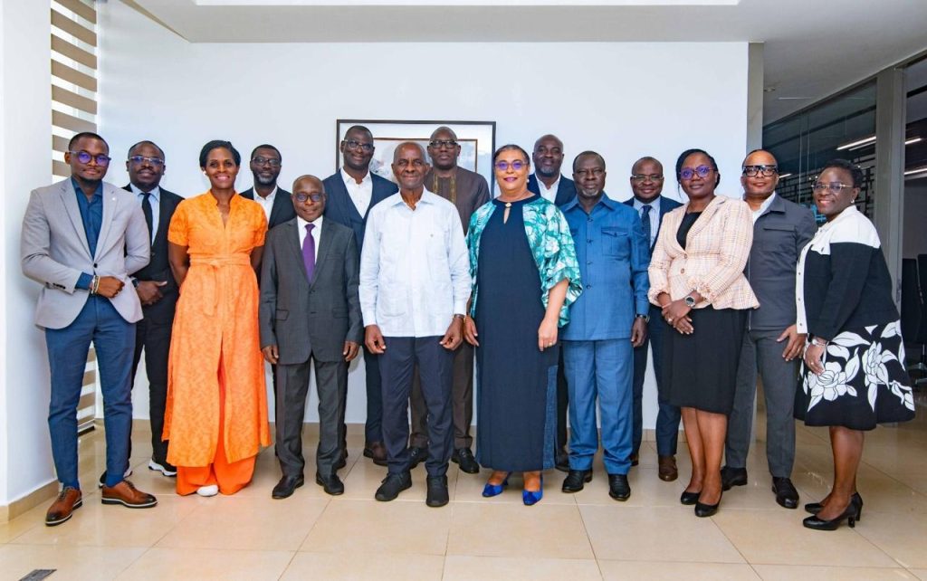 Le comité d’organisation du Cinquantenaire de l'ESCA en compagnie de Jean Kacou Diagou, Président du Groupe NSIA et Président du Forum du Cinquantenaire de l'ESCA.