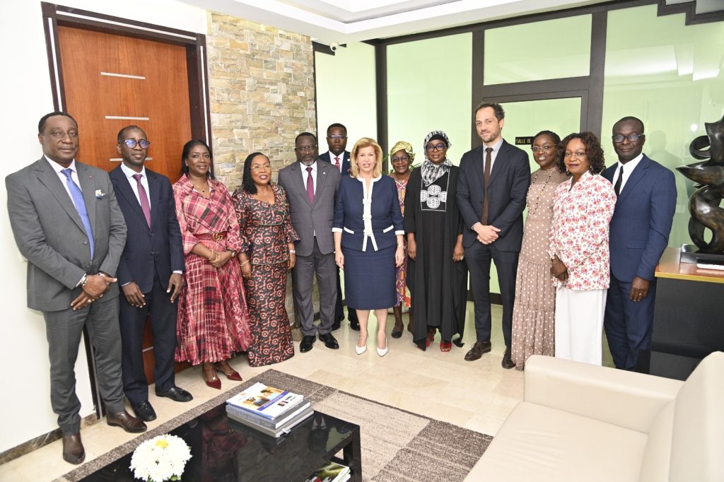 Le 24 juin 2026, la Première Dame Dominique Ouattara a mené une intense journée diplomatique et humanitaire à Cocody. Après avoir reçu les ambassadeurs d’Israël et du Maroc pour renforcer les relations bilatérales, elle a parrainé la seconde phase du programme onusien ENACTE, qui a réduit le travail des enfants de 31 % à 21 % dans la région de la Nawa.