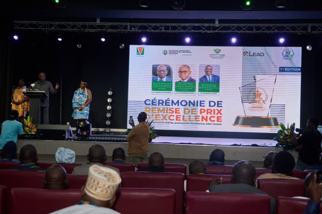 Le 26 juillet 2026, la mairie de Bouaké, menée par le maire Amadou Koné, a célébré la 1ère édition du Prix d’Excellence. Silué Aubain Nathan et Soro Katiéné Mariam ont remporté les Super Prix après de brillantes réussites au baccalauréat C. L'initiative vise à valoriser le mérite et dynamiser l'éducation locale.
