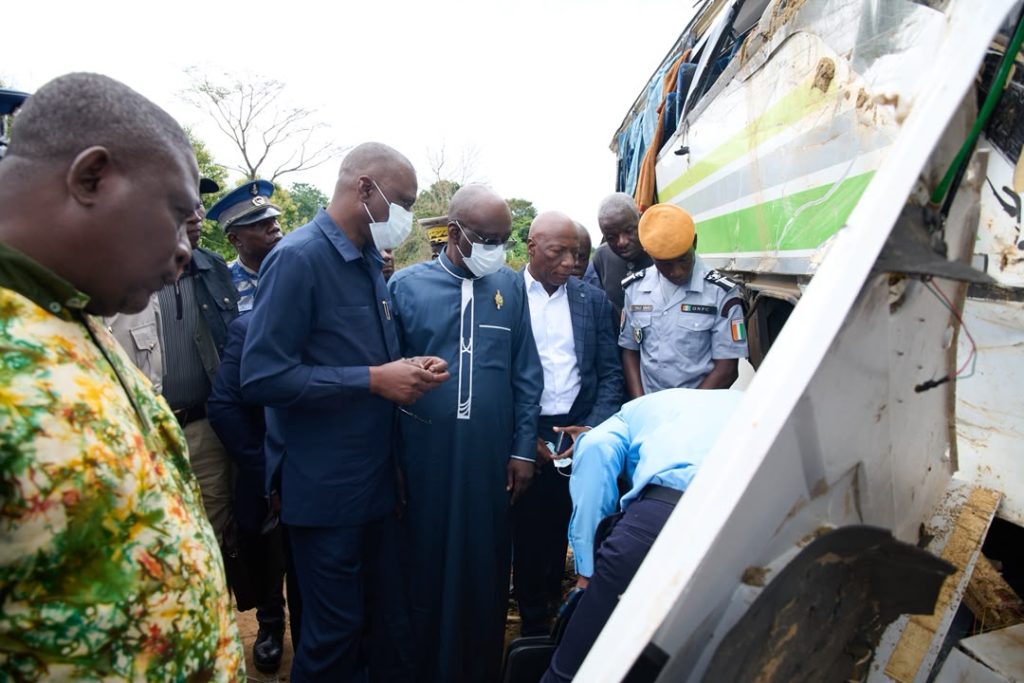 Le ministre Amadou Koné s'est rendu dans le Tonkpi suite à l'accident d'un car ayant chuté dans le fleuve Bafing, faisant 39 morts et 45 blessés. L'enquête révèle de graves anomalies administratives et une surcharge flagrante, le véhicule transportant clandestinement 91 passagers au lieu de 69 avant l'éclatement d'un pneu.