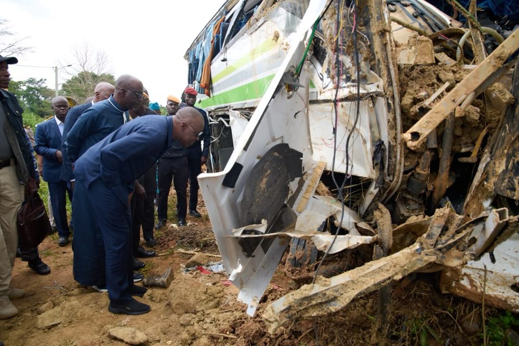 Le ministre Amadou Koné s'est rendu dans le Tonkpi suite à l'accident d'un car ayant chuté dans le fleuve Bafing, faisant 39 morts et 45 blessés. L'enquête révèle de graves anomalies administratives et une surcharge flagrante, le véhicule transportant clandestinement 91 passagers au lieu de 69 avant l'éclatement d'un pneu.