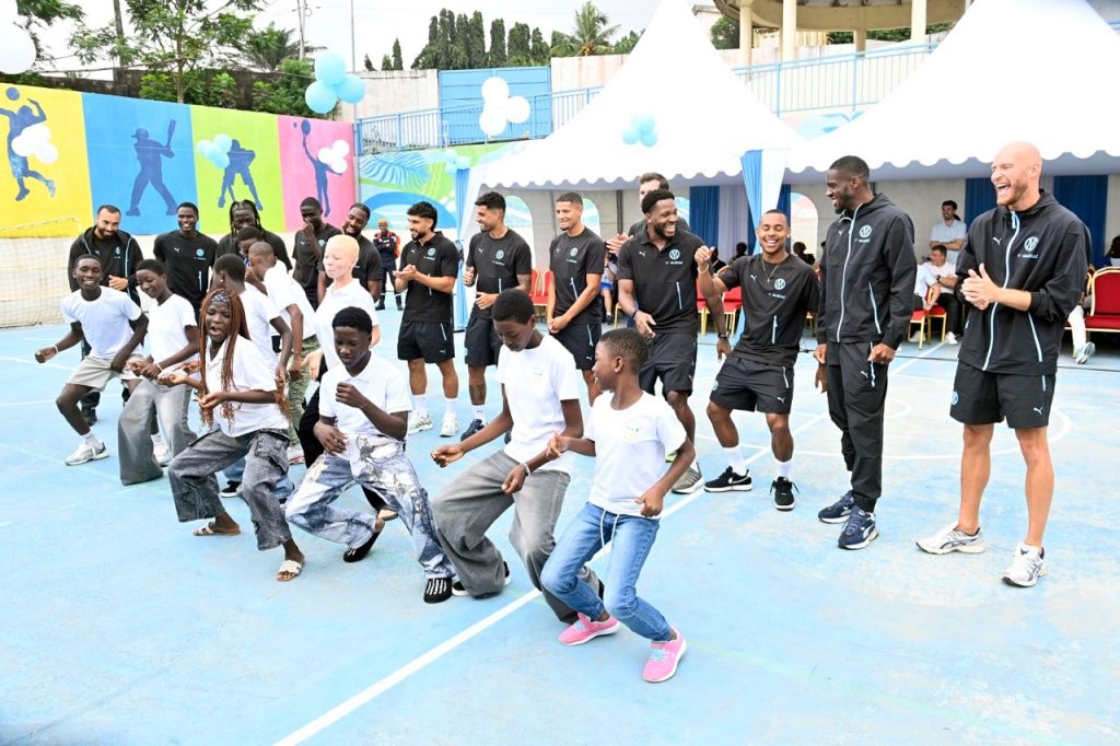 La délégation de l'Olympique de Marseille a visité la Case des Enfants à Abidjan ce 17 juillet 2026. Menés par Kondogbia et Méïté, les joueurs ont partagé des moments solidaires avec les pensionnaires. Ce rendez-vous promeut le sport comme tremplin social et message d'espoir pour la jeunesse ivoirienne.