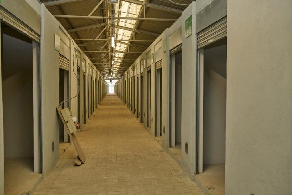 Le 12 juillet 2026, le ministre des Transports et maire de Bouaké, Amadou Koné, a visité le chantier du grand marché, dont le taux d'exécution dépasse désormais les 98 %. © DR