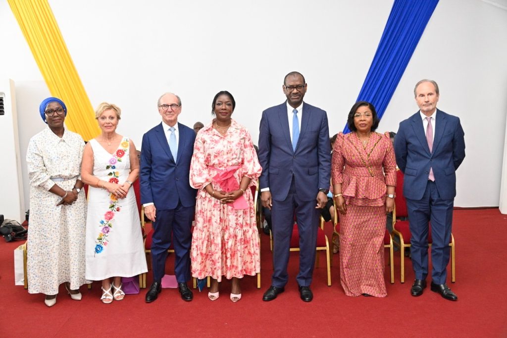 Le jeudi 16 juillet 2026, la Fondation Children of Africa a officiellement lancé la 10ᵉ édition de son programme de séjour éducatif au cabinet de la Première Dame, Dominique Ouattara, à Abidjan. Quatorze des meilleurs collégiens de Côte d'Ivoire (sept filles et sept garçons âgés de 15 à 16 ans), rigoureusement sélectionnés sur l'ensemble du territoire national, s'envolent pour un séjour de trois semaines à Cap-d'Ail, sur la Côte d'Azur en France.