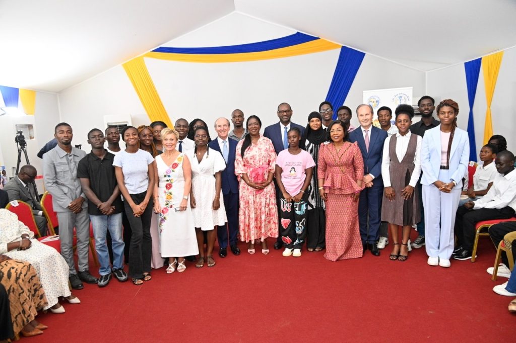 Le jeudi 16 juillet 2026, la Fondation Children of Africa a officiellement lancé la 10ᵉ édition de son programme de séjour éducatif au cabinet de la Première Dame, Dominique Ouattara, à Abidjan. Quatorze des meilleurs collégiens de Côte d'Ivoire (sept filles et sept garçons âgés de 15 à 16 ans), rigoureusement sélectionnés sur l'ensemble du territoire national, s'envolent pour un séjour de trois semaines à Cap-d'Ail, sur la Côte d'Azur en France.
