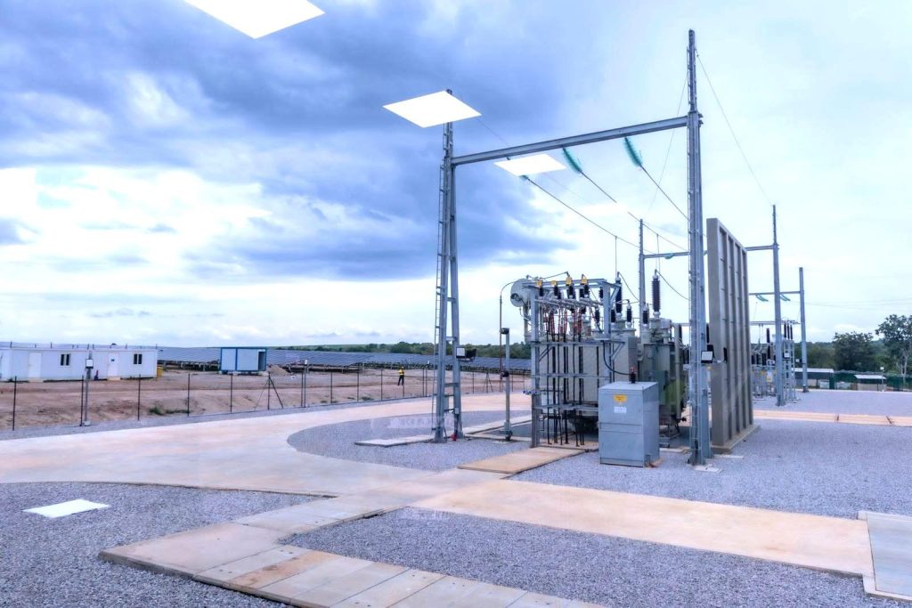 Le vendredi 3 juillet 2026, le vice-Premier ministre Téné Birahima Ouattara a inauguré la centrale photovoltaïque Ferké Solar à Sokoro 2. D'un coût de 41 milliards FCFA, cette infrastructure de 52 MWc alimentera 370 000 ménages et soutient l'objectif national d'atteindre 46,3% d'énergies renouvelables d'ici 2035.