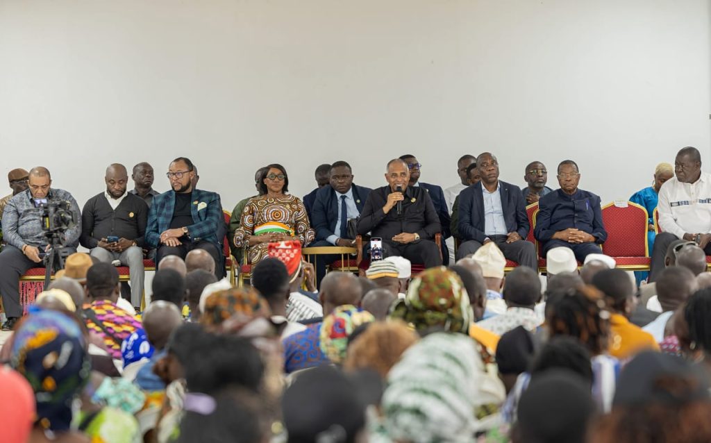 Le président de l'Assemblée nationale ivoirienne, Patrick Achi, a initié l'opération « Assemblée nationale Hors les Murs » dans la région de La Mé. Incarnant le leadership par l'exemple, il invite 255 députés à parcourir leurs circonscriptions pour écouter les citoyens, expliquer l'action législative et rapprocher l'institution des réalités du terrain.
