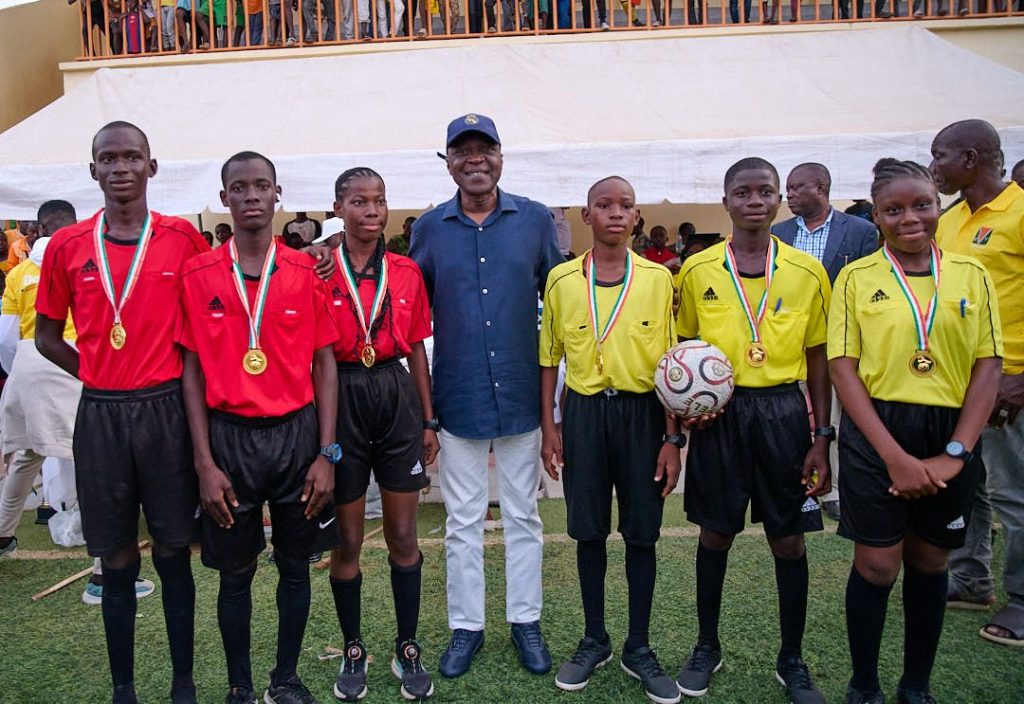 L'équipe de Yeleen a remporté le trophée Dominique Ouattara face à CHAO FC aux tirs au but, tandis que Gonfreville a décroché le trophée Amadou Koné contre Koko (1-0). Placé sous le signe de la citoyenneté, de la salubrité et de l'environnement, cet événement a permis au ministre Amadou Koné de rappeler aux jeunes l'importance de la discipline, de la réussite scolaire et du rejet des fléaux tels que la drogue et l'incivisme routier.