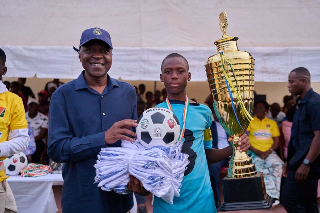 L'équipe de Yeleen a remporté le trophée Dominique Ouattara face à CHAO FC aux tirs au but, tandis que Gonfreville a décroché le trophée Amadou Koné contre Koko (1-0). Placé sous le signe de la citoyenneté, de la salubrité et de l'environnement, cet événement a permis au ministre Amadou Koné de rappeler aux jeunes l'importance de la discipline, de la réussite scolaire et du rejet des fléaux tels que la drogue et l'incivisme routier.
