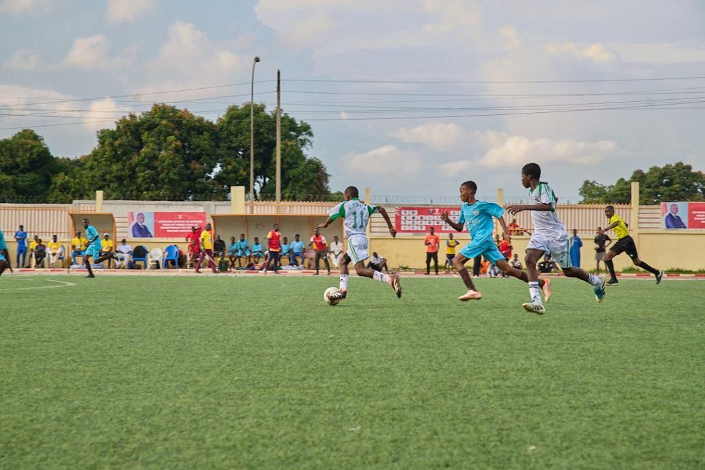 L'équipe de Yeleen a remporté le trophée Dominique Ouattara face à CHAO FC aux tirs au but, tandis que Gonfreville a décroché le trophée Amadou Koné contre Koko (1-0). Placé sous le signe de la citoyenneté, de la salubrité et de l'environnement, cet événement a permis au ministre Amadou Koné de rappeler aux jeunes l'importance de la discipline, de la réussite scolaire et du rejet des fléaux tels que la drogue et l'incivisme routier.