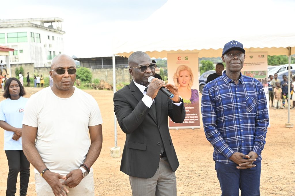 Le 28 août 2026 à Ananguié, la Première Dame Dominique Ouattara, présidente du Comité National de Surveillance (CNS), a relancé la campagne de sensibilisation contre le travail des enfants dans la cacaoculture. Réunissant plus de 500 producteurs, cette rencontre animée par M. Amany Konan a souligné la nécessité de préserver la réputation et la traçabilité du cacao ivoirien sur les marchés internationaux.