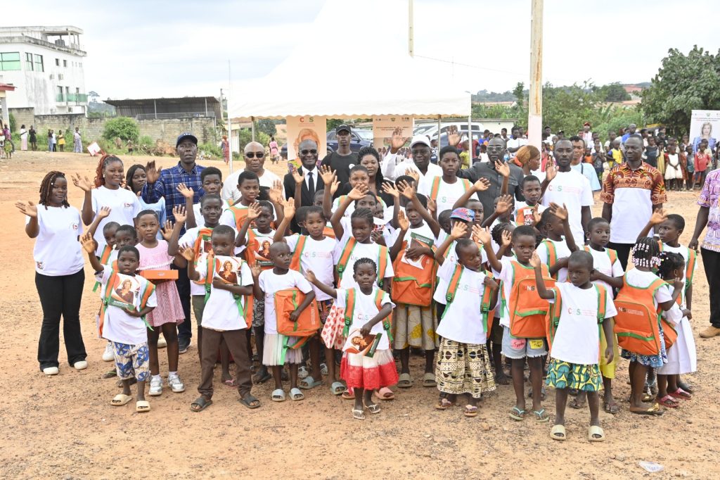 Le 28 août 2026 à Ananguié, la Première Dame Dominique Ouattara, présidente du Comité National de Surveillance (CNS), a relancé la campagne de sensibilisation contre le travail des enfants dans la cacaoculture. Réunissant plus de 500 producteurs, cette rencontre animée par M. Amany Konan a souligné la nécessité de préserver la réputation et la traçabilité du cacao ivoirien sur les marchés internationaux.