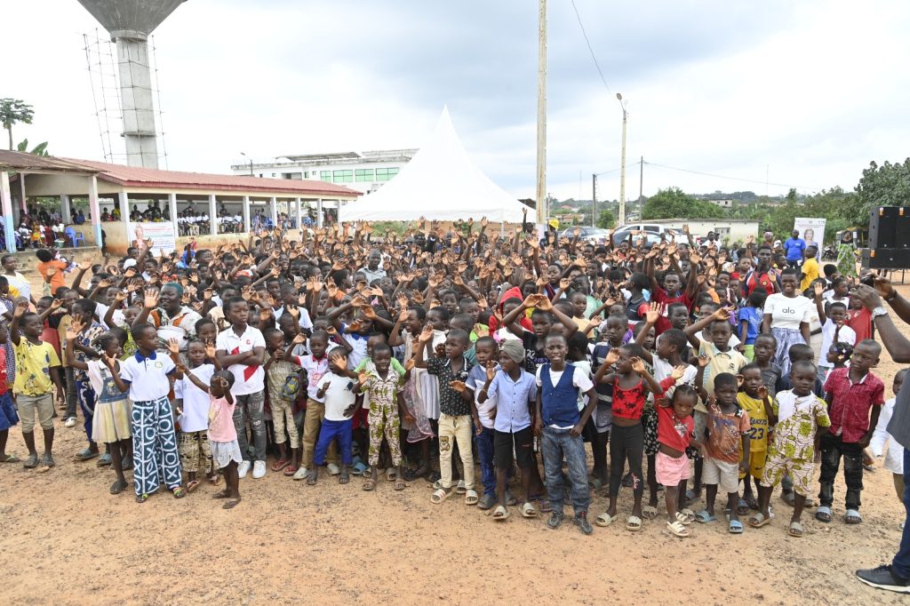 Le 28 août 2026 à Ananguié, la Première Dame Dominique Ouattara, présidente du Comité National de Surveillance (CNS), a relancé la campagne de sensibilisation contre le travail des enfants dans la cacaoculture. Réunissant plus de 500 producteurs, cette rencontre animée par M. Amany Konan a souligné la nécessité de préserver la réputation et la traçabilité du cacao ivoirien sur les marchés internationaux.