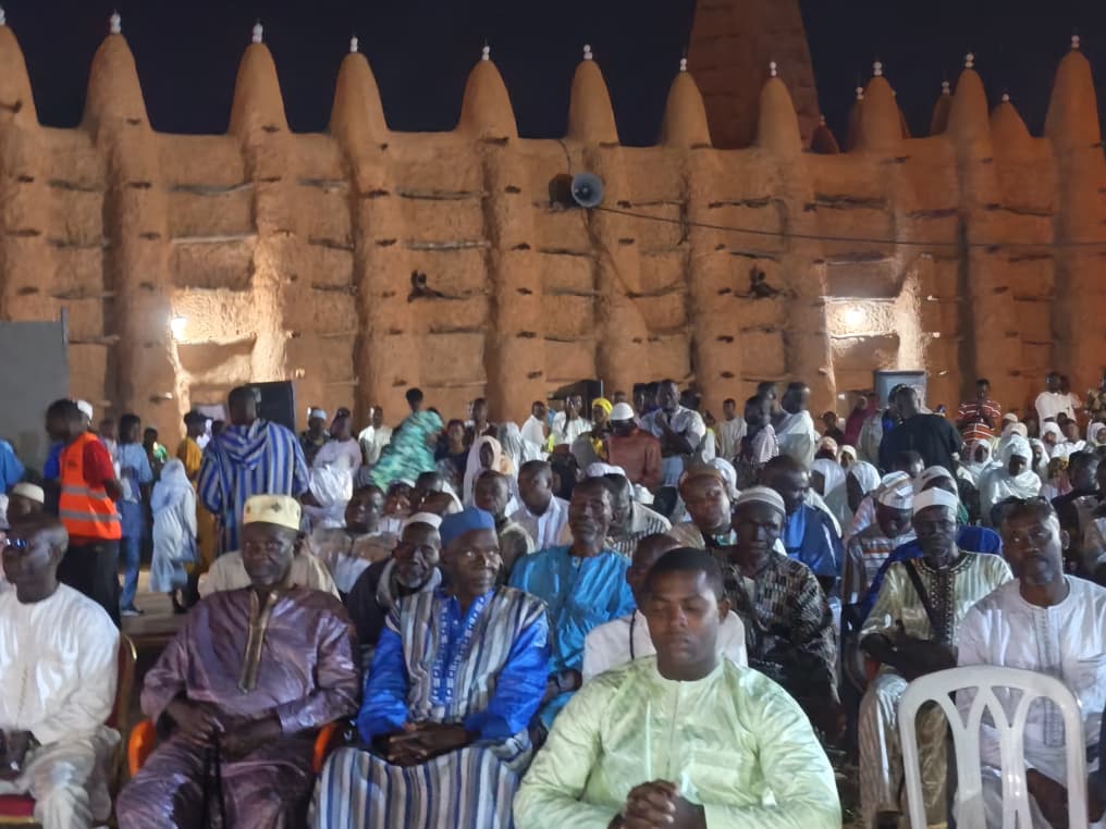 Les 24 et 25 août 2026, plus de 4 000 fidèles se sont réunis à Kong pour célébrer le Maouloud sur l’esplanade de la Grande Mosquée. © DR