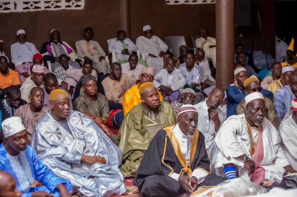 La communauté musulmane de Kouto a célébré le Maouloud 2026 dans la ferveur. Présent pour ce rassemblement spirituel, le Dr Yamoussa Coulibaly, PDG de Chim-Inter, a assimilé cette fête à un pèlerinage, tout en appelant à l'unité, la cohésion sociale et au soutien des actions du président Alassane Ouattara.