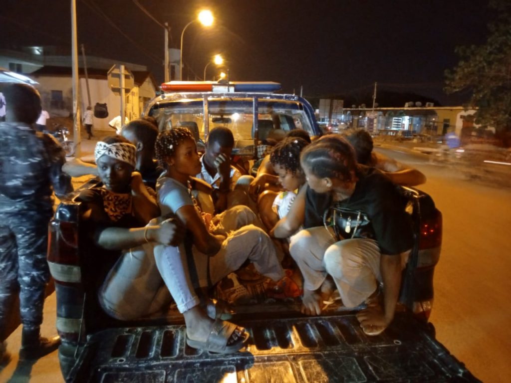 Sous l'impulsion du maire Amadou Koné, les forces de l'ordre ont démantelé plusieurs fumoirs à Bouaké, saisissant des drogues et médicaments contrefaits. Cette opération s'inscrit dans une stratégie globale visant à assainir la commune.