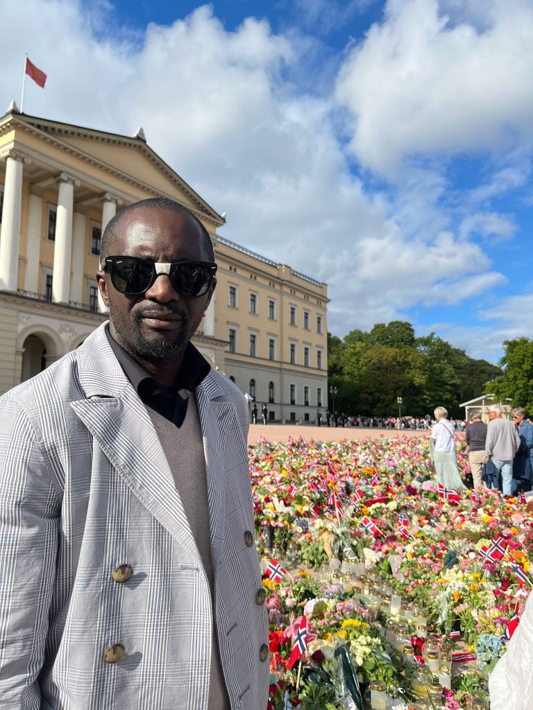 Arnaud Donatien Guéi, un citoyen norvégien d'origine ivoirienne et élu local à Oslo, a rendu hommage au roi Harald V de Norvège, décédé le 28 août 2026 à 89 ans.