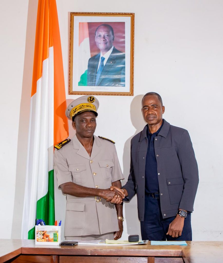 En marge du Maouloud, le PDG de Chim-Inter, Dr Yamoussa Coulibaly, a effectué une tournée à Kouto auprès des autorités locales, coutumières et religieuses. Après des échanges chaleureux avec le chef de canton et le représentant de la communauté malinké, il s'est rendu à la préfecture, dont la toiture a été endommagée par une tornade en juillet 2026. Il a appelé les cadres de la région à soutenir l'État pour sa réhabilitation. La visite s'est achevée à la mairie, où son engagement social et économique en faveur des populations locales a été salué.