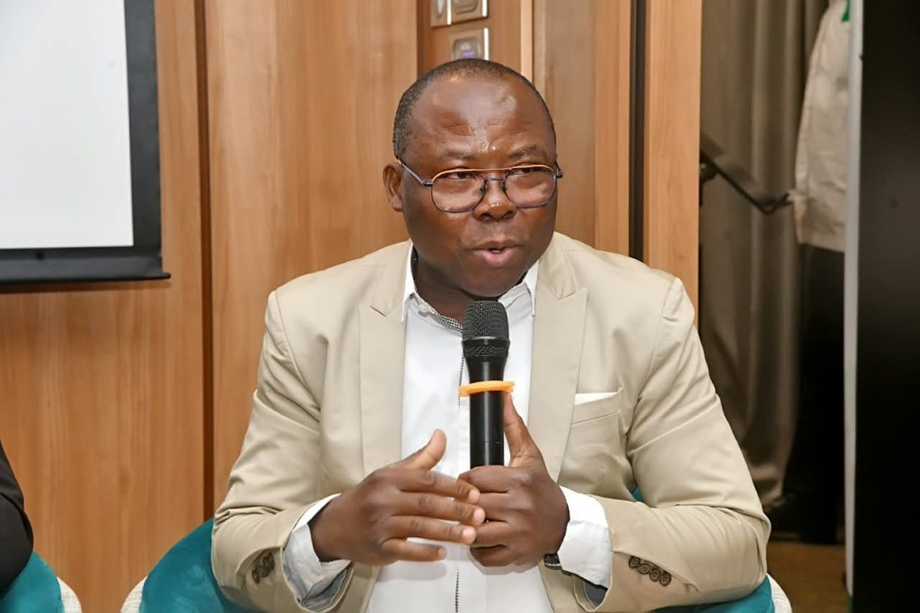 r Prao Yao Séraphin, professeur d’économie à l’Université Alassane Ouattara,