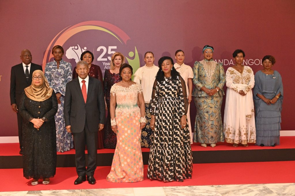 À Luanda, lors du rassemblement de l'OPDAD, la Première Dame ivoirienne Dominique Ouattara a réaffirmé son engagement pour le continent. Fort de ses réalisations concrètes en Côte d'Ivoire, son modèle philanthropique, notamment ses galas de collecte de fonds, inspire désormais ses homologues africaines pour financer durablement le développement régional.