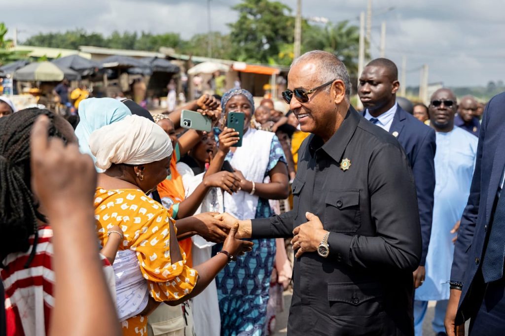 Le président de l'Assemblée nationale ivoirienne, Patrick Achi, a initié l'opération « Assemblée nationale Hors les Murs » dans la région de La Mé. Incarnant le leadership par l'exemple, il invite 255 députés à parcourir leurs circonscriptions pour écouter les citoyens, expliquer l'action législative et rapprocher l'institution des réalités du terrain.
