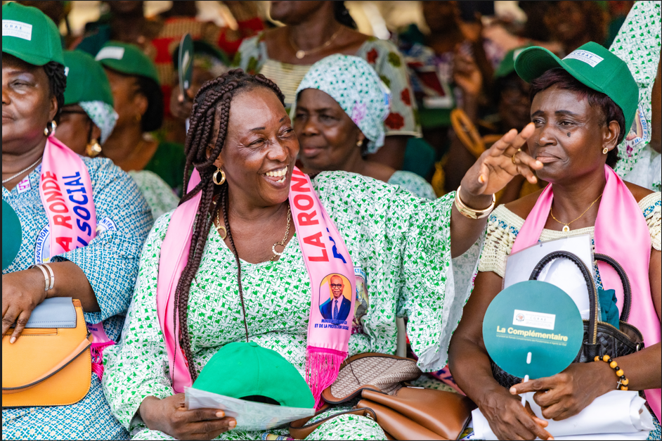 Instituée en août 2024 par le Président Alassane Ouattara et rehaussée aux deux tiers de la pension mensuelle depuis septembre 2025, la Prime spéciale de retraite bénéficie à plus de 220 000 retraités ivoiriens des secteurs public et privé (IPS-CGRAE et IPS-CNPS). Portée par le ministre Adama Kamara à travers des projets de loi en 2026, cette mesure pérenne vise à renforcer le pouvoir d'achat et la dignité des seniors. Elle s'inscrit dans une politique globale d'accompagnement comprenant la valorisation des compétences via le Compendium des seniors et l'amélioration continue des prestations de retraite.