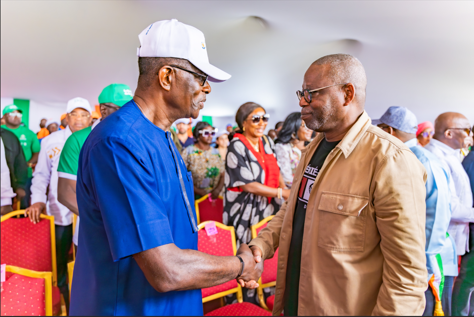 Instituée en août 2024 par le Président Alassane Ouattara et rehaussée aux deux tiers de la pension mensuelle depuis septembre 2025, la Prime spéciale de retraite bénéficie à plus de 220 000 retraités ivoiriens des secteurs public et privé (IPS-CGRAE et IPS-CNPS). Portée par le ministre Adama Kamara à travers des projets de loi en 2026, cette mesure pérenne vise à renforcer le pouvoir d'achat et la dignité des seniors. Elle s'inscrit dans une politique globale d'accompagnement comprenant la valorisation des compétences via le Compendium des seniors et l'amélioration continue des prestations de retraite.