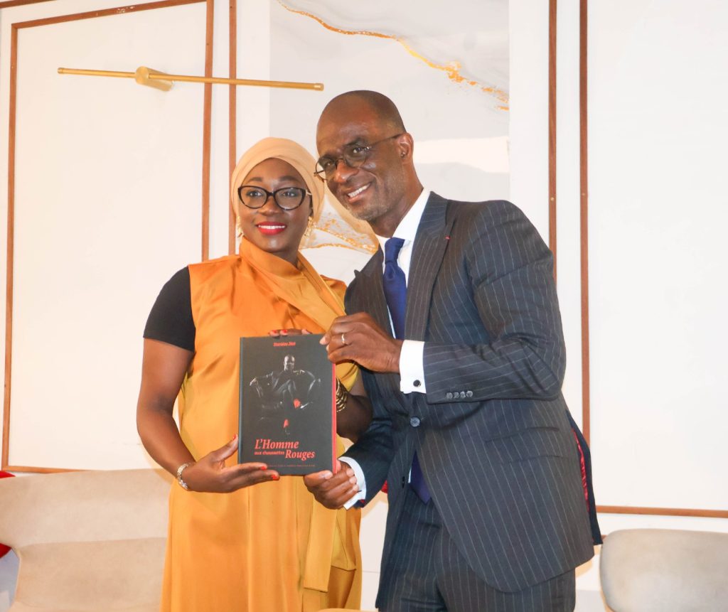 Parrainé par le maire Adama Bictogo, l'événement des « Enfants de Yopougon » a réuni Stanislas Zézé et la jeunesse locale. Le PDG de Bloomfield Investment a prôné l'audace et le travail, avant de dédicacer 100 exemplaires de son livre autobiographique offerts par la municipalité pour inspirer la réussite africaine.