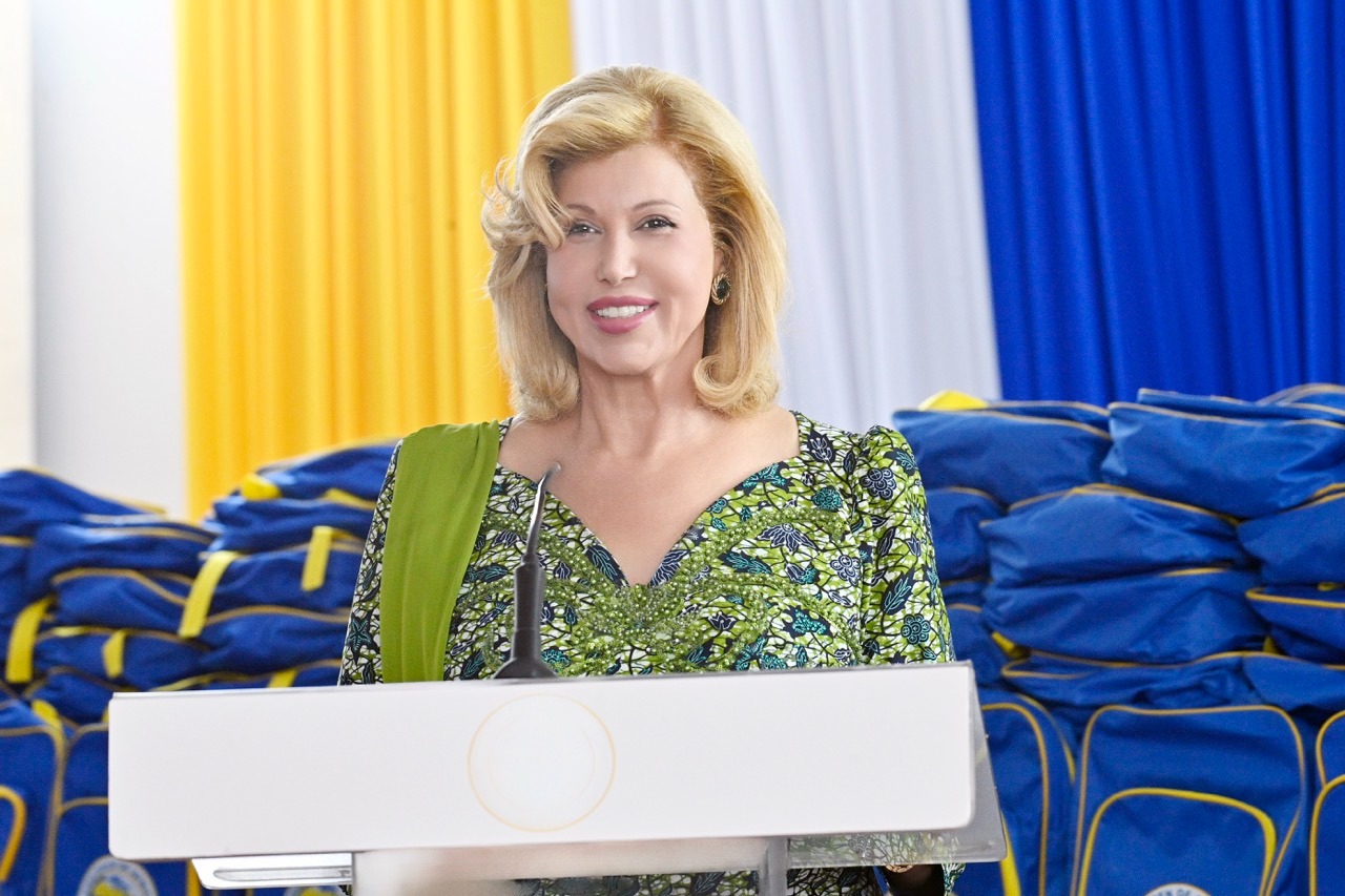 Éducation et solidarité : Dominique Ouattara offre 205 millions FCFA de kits scolaires et de dons aux écoliers ivoiriens
